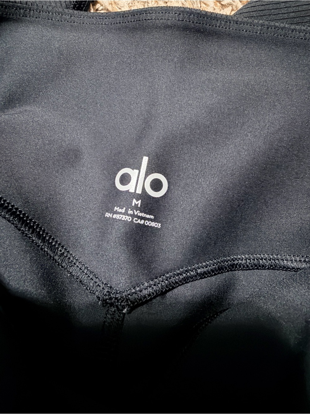 Alo High-Waist Black Active Leggings with Pockets - Picture 4 of 5